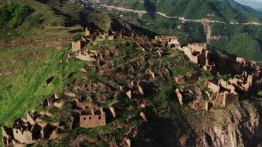 Dağlarda terk edilmiş Amuzgi köyü. Uçurumun kenarında bir yerleşim yeri, demircilik ürünleri üretimi için bir merkez, özellikle de soğuk silahlar için. 4K,10 bit Video