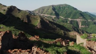 Dağlarda terk edilmiş Amuzgi köyü. Uçurumun kenarında bir yerleşim yeri, demircilik ürünleri üretimi için bir merkez, özellikle de soğuk silahlar için. 4K,10 bit Video