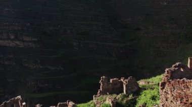 Dağlarda terk edilmiş Amuzgi köyü. Uçurumun kenarında bir yerleşim yeri, demircilik ürünleri üretimi için bir merkez, özellikle de soğuk silahlar için. 4K,10 bit Video