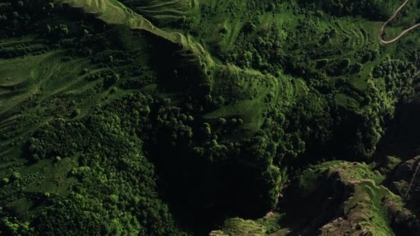 Belles terrasses verdoyantes de montagne. Vue aérienne du paysage naturel unique du Daghestan. Campagne campagne nature paysage Caucase Daghestan. Repère naturel le plus populaire. Vidéo 10 bits — Video