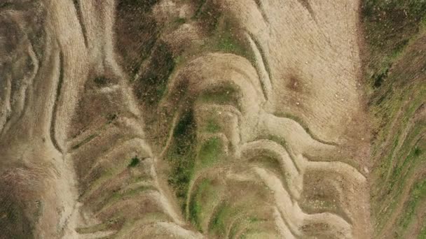 Belles terrasses de champs de montagne. Vue aérienne du paysage naturel unique du Daghestan. Campagne campagne nature paysage Caucase Daghestan. Repère naturel le plus populaire. Vidéo 4K, 10 bits — Video