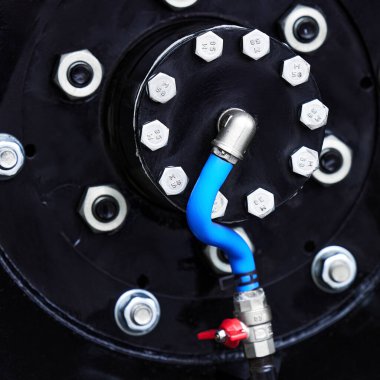 Düşük basınçlı lastikler, otomatik lastik pompalama sistemi. Aşırı derecede patent. Arazi aracının dev tekerlekleri. ATV canavar arabası.