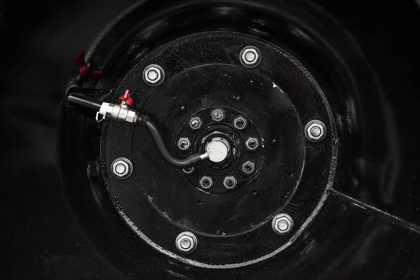 Nízkotlaké pneumatiky s automatickým systémem čerpání pneumatik. Extrémní trpělivost. Obrovská kola terénního vozidla. ATV monster car — Stock fotografie