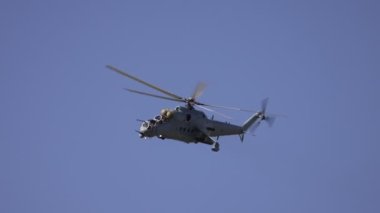 Saldırı helikopteri Mi-35P gösteri uçuşu. Fabrika boyasında Mi-35P: En yeni Rus hava saldırı helikopteri, yavaş çekim 100 fps... 14.07.2021, Rostov Bölgesi, Rusya