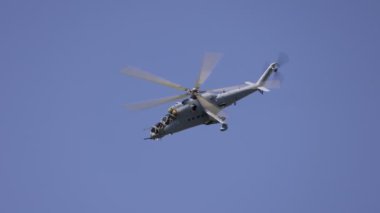 Saldırı helikopteri Mi-35P gösteri uçuşu. Fabrika boyasında Mi-35P: En yeni Rus hava saldırı helikopteri, yavaş çekim 100 fps... 14.07.2021, Rostov Bölgesi, Rusya