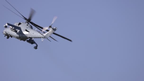 Atak helikoptera Mi-35P Demonstracja lotu. Mi-35P w farbie fabrycznej:. Najnowszy rosyjski śmigłowiec szturmowy, zwolniony ruch 100 fps.. 14.07.2021, obwód rostowski, Rosja — Wideo stockowe