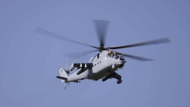 Helicóptero de ataque Mi-35P Vuelo de demostración. Mi-35P en pintura de fábrica:. El helicóptero de ataque ruso más reciente, cámara lenta 100 fps.. 14.07.2021, Región de Rostov, Rusia — Vídeo de stock