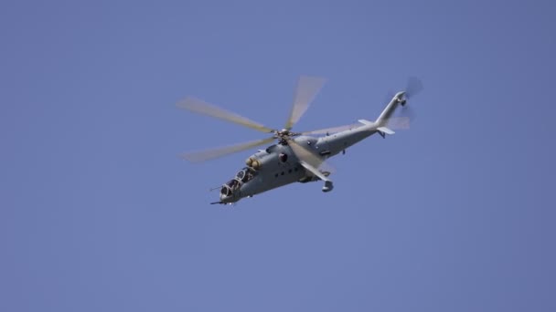 Demonstrationsflug des Kampfhubschraubers Mi-35P. Mi-35P in Werksfarbe:. Neuester russischer Allwetter-Kampfhubschrauber, Zeitlupe 100 fps.. 14.07.2021, Gebiet Rostow, Russland — Stockvideo
