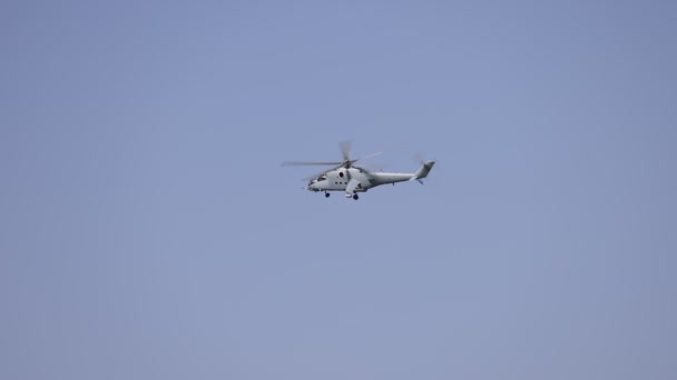 Attacco elicottero Mi-35P Volo dimostrativo. Mi-35P in vernice di fabbrica:. Il più recente elicottero russo da attacco all-weather, rallentatore 100 fps.. 14.07.2021, Regione di Rostov, Russia — Video Stock