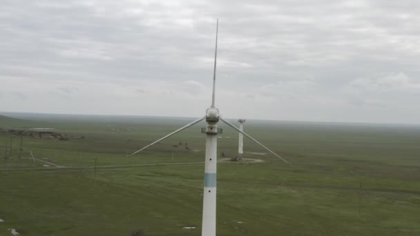 Vista aérea de un potente parque eólico para la producción de energía. Turbinas eólicas generadoras de energía renovable limpia para el desarrollo sostenible. Energía alternativa. 4K — Vídeos de Stock