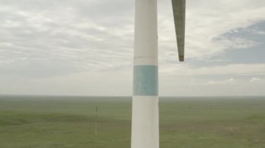 Enerji üretimi için güçlü rüzgar türbini çiftliğinin havadan görüntüsü. Rüzgar güç türbinleri sürdürülebilir gelişim için temiz yenilenebilir enerji üretiyor. Alternatif enerji. 4K, 10 bit, DJI DLog-M profili