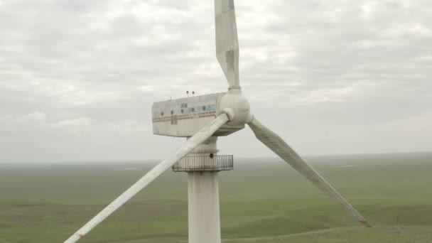 エネルギー生産のための強力な風力タービンファームの空中ビュー。風力発電機は、持続可能な開発のためにクリーンな再生可能エネルギーを生み出す。代替エネルギーだ。4K 、 10ビット、 DJI DLog-Mプロフィール — ストック動画
