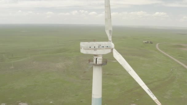 エネルギー生産のための強力な風力タービンファームの空中ビュー。風力発電機は、持続可能な開発のためにクリーンな再生可能エネルギーを生み出す。代替エネルギーだ。4K DJI DLog-Mカラープロフィール — ストック動画