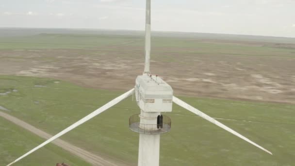 Vista aérea do poderoso parque de turbinas eólicas para produção de energia. Turbinas eólicas geradoras de energia renovável limpa para o desenvolvimento sustentável. Energia alternativa. 4K, 10 bits, perfil DJI DLog-M — Vídeo de Stock