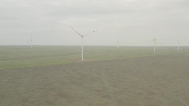 Αεροφωτογραφία ισχυρού αιολικού πάρκου για παραγωγή ενέργειας. Αεριοστρόβιλοι που παράγουν καθαρή ανανεώσιμη ενέργεια για βιώσιμη ανάπτυξη. Εναλλακτική ενέργεια. 4K, 10 bit, προφίλ DJI DLog-M — Αρχείο Βίντεο