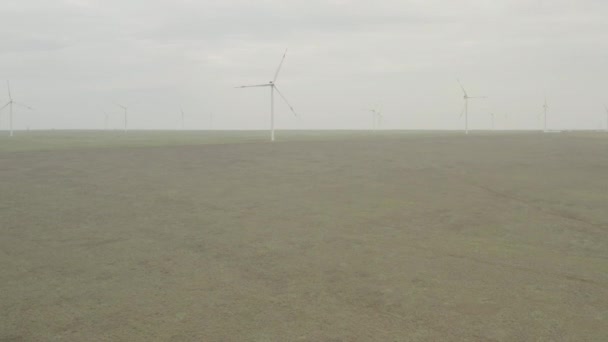 Vedere aeriană a fermei puternice de turbine eoliene pentru producția de energie. Turbinele eoliene care generează energie regenerabilă curată pentru o dezvoltare durabilă. Energie alternativă. Profilul 4K, 10 bit, DJI DLog-M — Videoclip de stoc