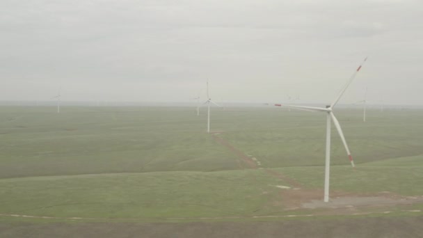 Enerji üretimi için güçlü rüzgar türbini çiftliğinin havadan görüntüsü. Rüzgar güç türbinleri sürdürülebilir gelişim için temiz yenilenebilir enerji üretiyor. Alternatif enerji. 4K, 10 bit, DJI DLog-M profili — Stok video