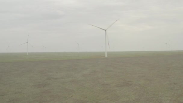 Flygfoto av kraftfulla Vindturbin gård för energiproduktion. Vindkraftverk som genererar ren förnybar energi för hållbar utveckling. Alternativ energi. 4K, 10 bitars DJI DLog-M-profil — Stockvideo