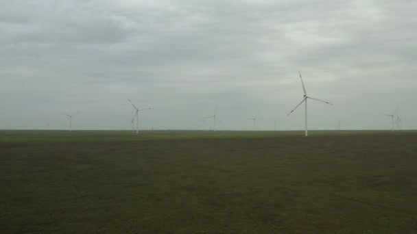 Αεροφωτογραφία ισχυρού αιολικού πάρκου για παραγωγή ενέργειας. Αεριοστρόβιλοι που παράγουν καθαρή ανανεώσιμη ενέργεια για βιώσιμη ανάπτυξη. Εναλλακτική ενέργεια. 4K — Αρχείο Βίντεο