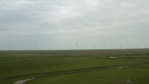 Повітряний вид потужної вітроелектростанції для виробництва енергії. Вітроенергетичні турбіни, що генерують чисту відновлювану енергію для сталого розвитку. Альтернативна енергія. 4-кілометровий — стокове відео