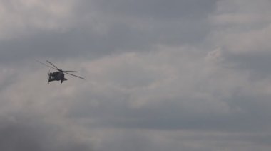 Saldırı helikopteri Mi-28 gösteri uçuşunu gerçekleştiriyor. Mil 28 - NATO rapor adı Havoc. 4K ağır çekim 120 fps video. 25.08.2021, Moskova Bölgesi