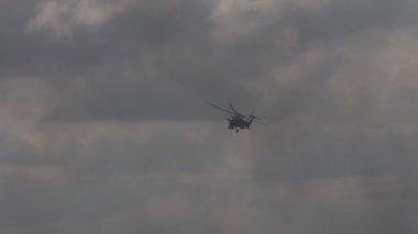 Saldırı helikopteri Mi-28 gösteri uçuşunu gerçekleştiriyor. Mil 28 - NATO rapor adı Havoc. 4K ağır çekim 120 fps video. 25.08.2021, Moskova Bölgesi