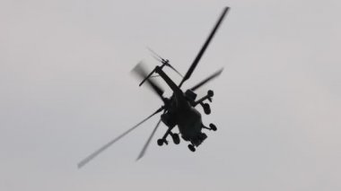 Saldırı helikopteri Mi-28 gösteri uçuşunu gerçekleştiriyor. Mil 28 - NATO rapor adı Havoc. 4K ağır çekim 120 fps video. 25.08.2021, Moskova Bölgesi