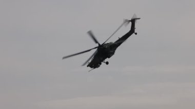 Saldırı helikopteri Mi-28 gösteri uçuşunu gerçekleştiriyor. Mil 28 - NATO rapor adı Havoc. 4K ağır çekim 120 fps video. 25.08.2021, Moskova Bölgesi