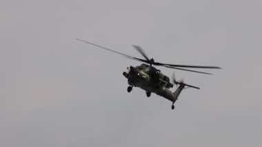 Saldırı helikopteri Mi-28 gösteri uçuşunu gerçekleştiriyor. Mil 28 - NATO rapor adı Havoc. 4K ağır çekim 120 fps video. 25.08.2021, Moskova Bölgesi