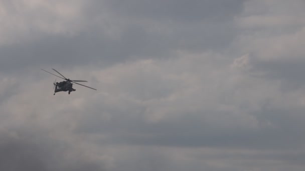 Saldırı helikopteri Mi-28 gösteri uçuşunu gerçekleştiriyor. Mil 28 - NATO rapor adı Havoc. 4K ağır çekim 120 fps video. 25.08.2021, Moskova Bölgesi — Stok video