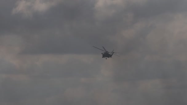 米-28攻击直升机进行演示飞行。Mil 28 -北约报告名称为Havoc 。4K慢动作120 fps视频。2021年8月25日，莫斯科地区 — 图库视频影像