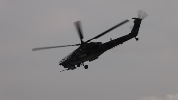 Saldırı helikopteri Mi-28 gösteri uçuşunu gerçekleştiriyor. Mil 28 - NATO rapor adı Havoc. 4K ağır çekim 120 fps video. 25.08.2021, Moskova Bölgesi — Stok video