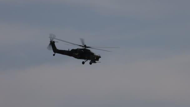 Helicóptero de ataque Mi-28 realizando vuelo de demostración. Mil 28 - nombre de la OTAN Havoc. 4K cámara lenta 120 fps de vídeo. 25.08.2021, Región de Moscú — Vídeo de stock
