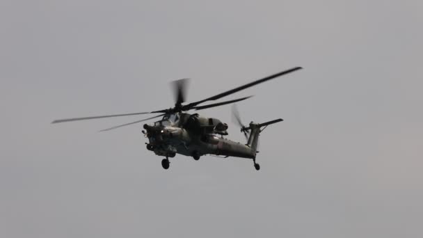 Helicóptero de ataque Mi-28 realizando vuelo de demostración. Mil 28 - nombre de la OTAN Havoc. 4K cámara lenta 120 fps de vídeo. 25.08.2021, Región de Moscú — Vídeo de stock