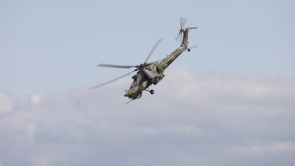 Атакующий вертолет Ми-28 выполняет демонстрационный полет. Mil 28 - отчетное название НАТО Havoc. 4K замедленное видео 120 кадров в секунду. 25.08.2021, Московская область — стоковое видео