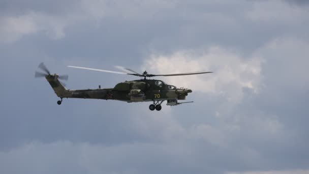 Attackhelikopter Mi-28 utför demonstrationsflygning. Mil 28 - Nato rapporterar namn Havoc. 4K slow motion 120 fps video. 25.08.2021, Moskvaregionen — Stockvideo