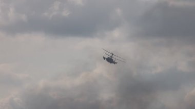 Kamov Ka-52 Timsah, NATO kod adı Hokum B. Saldırı helikopteri gösteri uçuşunu gerçekleştiriyor. 4K ağır çekim 120 fps video. 25.08.2021, Moskova Bölgesi