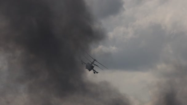 Kamov Ka-52 Cocodrilo, código OTAN: Hokum B. Helicóptero de ataque realizando vuelo de demostración. 4K cámara lenta 120 fps de vídeo. 25.08.2021, Región de Moscú — Vídeos de Stock