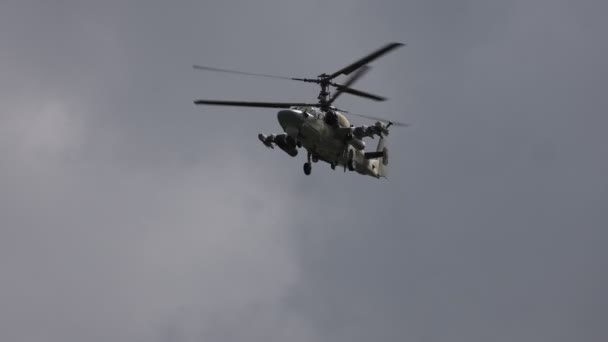 Kamov Ka-52 Timsah, NATO kod adı Hokum B. Saldırı helikopteri gösteri uçuşunu gerçekleştiriyor. 4K ağır çekim 120 fps video. 25.08.2021, Moskova Bölgesi — Stok video