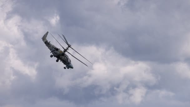 Kamov Ka-52 Cocodrilo, código OTAN: Hokum B. Helicóptero de ataque realizando vuelo de demostración. 4K cámara lenta 120 fps de vídeo. 25.08.2021, Región de Moscú — Vídeos de Stock