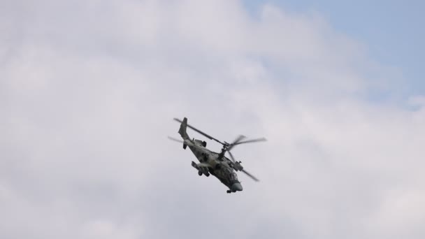 Kamov Ka-52 Cocodrilo, código OTAN: Hokum B. Helicóptero de ataque realizando vuelo de demostración. 4K cámara lenta 120 fps de vídeo. 25.08.2021, Región de Moscú — Vídeo de stock