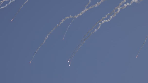 Repülőgép vadászgép repül és lő hő fegyverek a kék ég. A vadászgép hőcsapdákat lő ki a manőver alatt. 4K lassított felvétel 120 fps videó — Stock videók