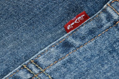 Yeni LEVI 'nin 501 kotunun detaylarını kapat. Dikişler ve kot kumaşı yakından. Klasik kot modeli. LEVI, 1853 yılında kurulan Levi Strauss and Co markasıdır. 31.12.2021, Rostov, Rusya.