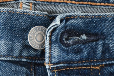 Yeni LEVI 'nin 501 kotunun detaylarını kapat. Dikişler ve kot kumaşı yakından. Klasik kot modeli. LEVI, 1853 yılında kurulan Levi Strauss and Co markasıdır. 31.12.2021, Rostov, Rusya.