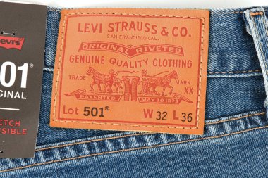 Yeni LEVI 'nin 501 kotunun detaylarını kapat. Dikişler ve kot kumaşı yakından. Klasik kot modeli. LEVI, 1853 yılında kurulan Levi Strauss and Co markasıdır. 31.12.2021, Rostov, Rusya.