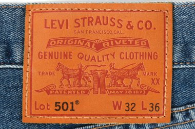 Yeni LEVI 'nin 501 kotunun detaylarını kapat. Dikişler ve kot kumaşı yakından. Klasik kot modeli. LEVI, 1853 yılında kurulan Levi Strauss and Co markasıdır. 31.12.2021, Rostov, Rusya.