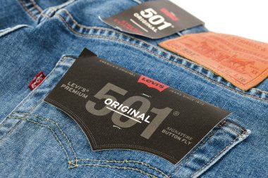 Levi 'nin logosu ve rozetleri Levi Strauss 501 kotunda sergileniyor. Yeni LEVI 'nin 501 kot pantolonu. Klasik kot modeli. 31.12.2021, Rostov, Rusya.