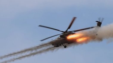 Rus modern saldırı helikopteri Mi-28 ile füzeleri fırlatın. Mil 28 - NATO rapor adı Havoc. 4K ağır çekim 120 fps video. 25.08.2021, Moskova Bölgesi