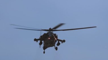 Saldırı helikopteri Mi-28 gösteri uçuşunu gerçekleştiriyor. Mil 28 - NATO rapor adı Havoc. 4K ağır çekim 120 fps video. 25.08.2021, Moskova Bölgesi