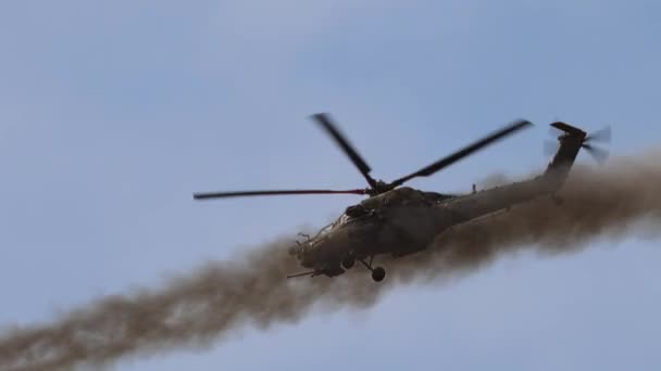 Lanceren van raketten door de Russische moderne aanvalshelikopter Mi-28. Mil 28 - NAVO meldt naam Havoc. 4K slow motion 120 fps video. 25.08.2021, regio Moskou — Stockvideo